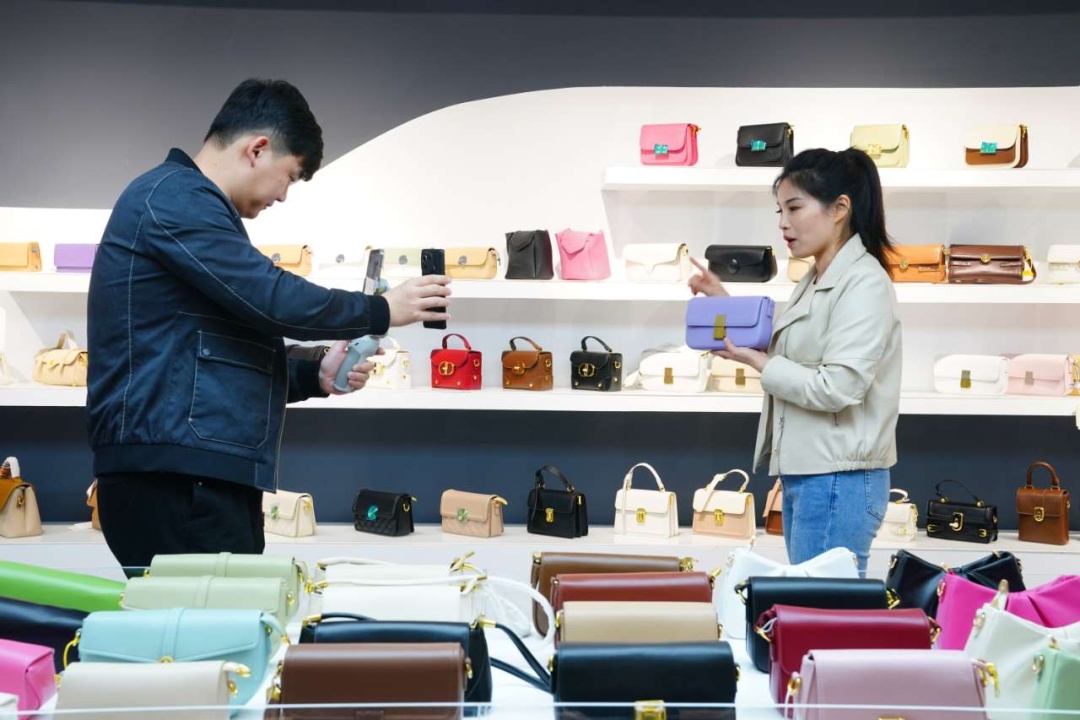 快遞業(yè)再創(chuàng)新高 全國(guó)業(yè)務(wù)量突破400億件，針紡織品銷(xiāo)售成亮點(diǎn)